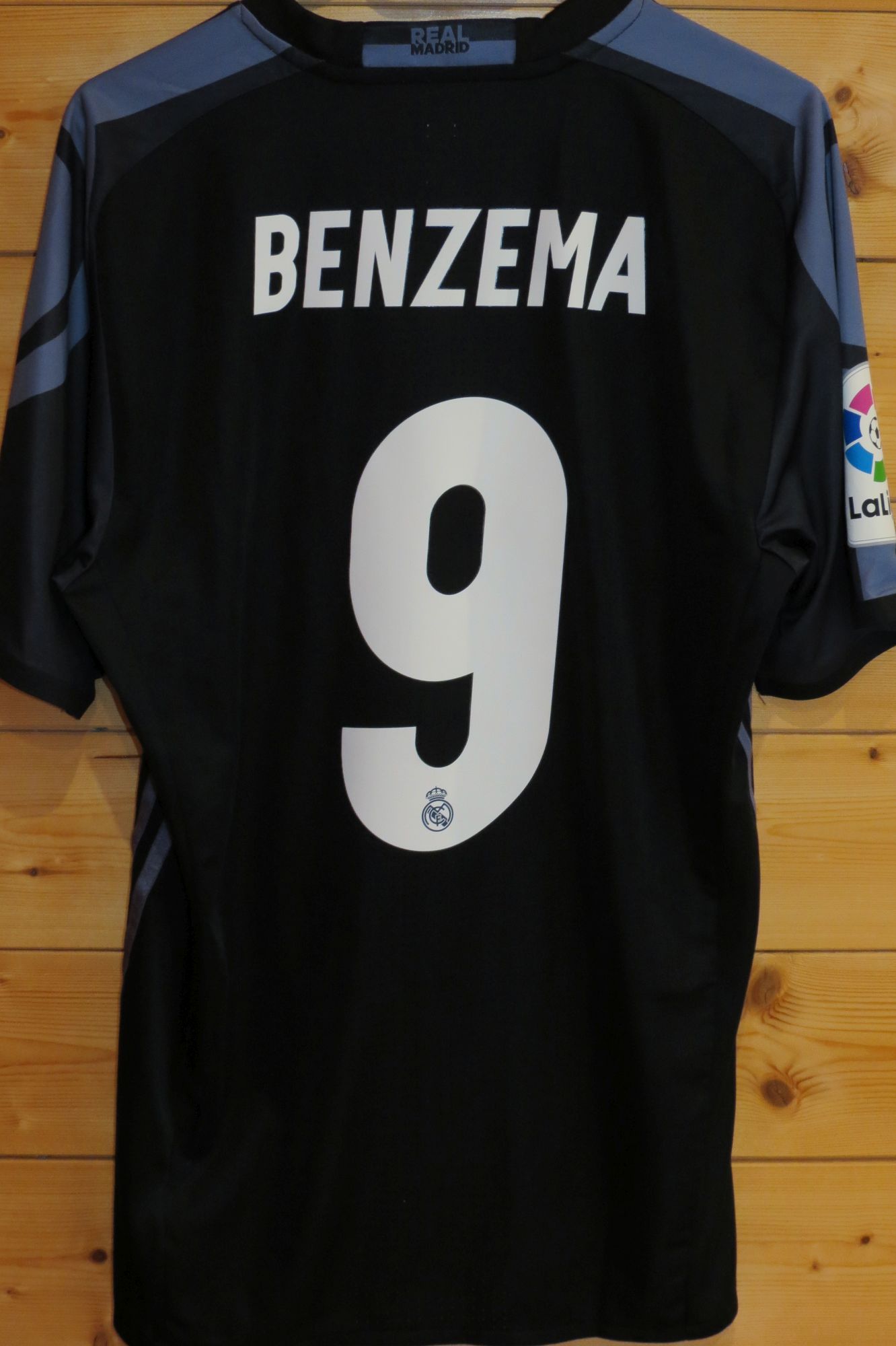 trikot-1590-real-benzema-r982ADEC6-86EF-0A9F-D8D2-E97B77580588.jpg